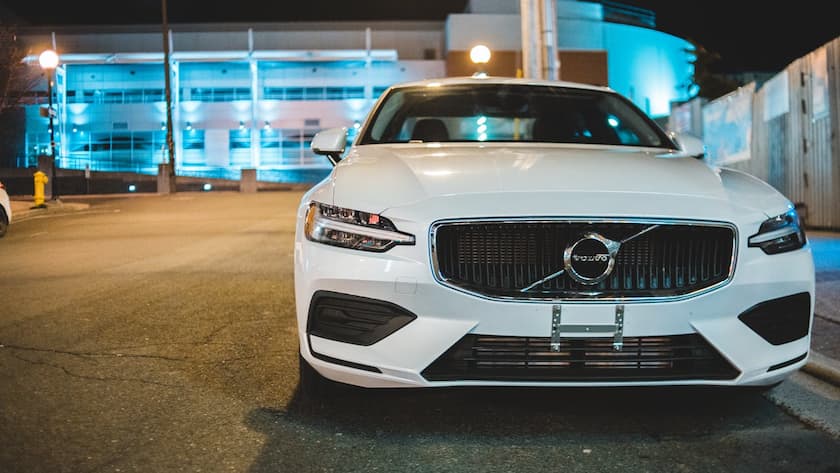 Volvo Auto auf Parkplatz.