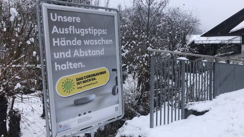 Corona-Hinweisschild am Türlersee im Kanton Zürich Anfang Dezember 2020.