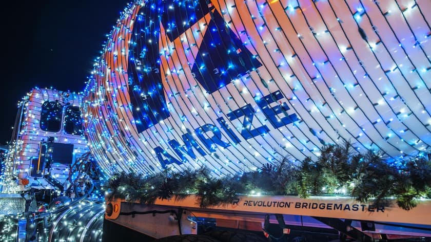 Ein Fahrzeug von Amrize verziert mit Lichterketten.