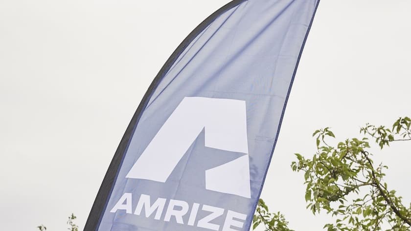 Eine «Beachflag» mit dem Logo von Amrize.