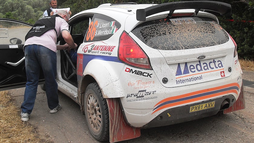 Der Tessiner Orthopädiekonzern Medacta als Motorsport-Sponsor (im Bild ein Ford Fiesta RRC an der Sardinien-Rally 2015).
