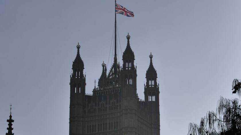 Die britische Flagge weht über dem Victoria Tower des Londoner Parlamentsgebäudes.