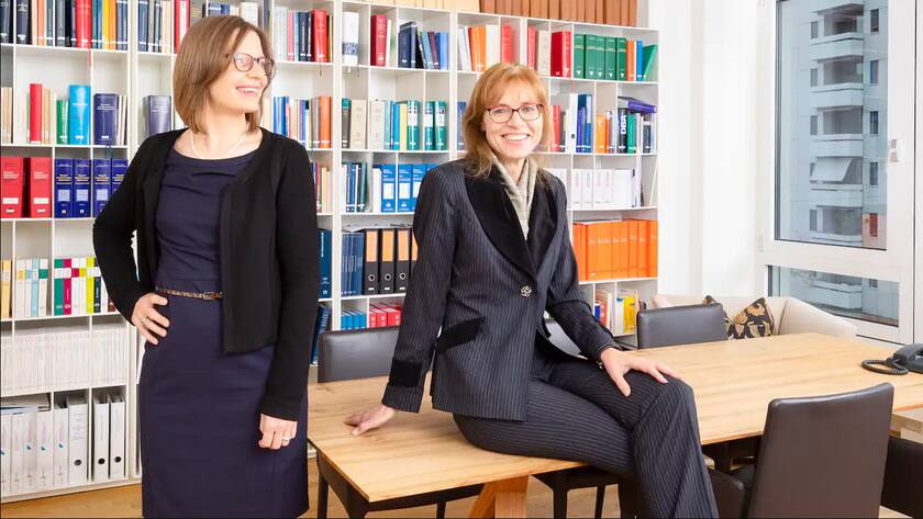 Julia von Ah (l.), Inhaberin und Geschäftsführerin von Ah & Partner, und Petra Caminada zählen zu den Top-Steuerexperten der Schweiz.
