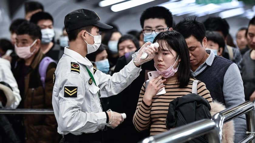 Coronavirus: Passagiere in der chinesischen Millionenmetropole Guangzhou werden vor dem Eintritt in die U-Bahn auf erhöhte Temperaturen gemessen.