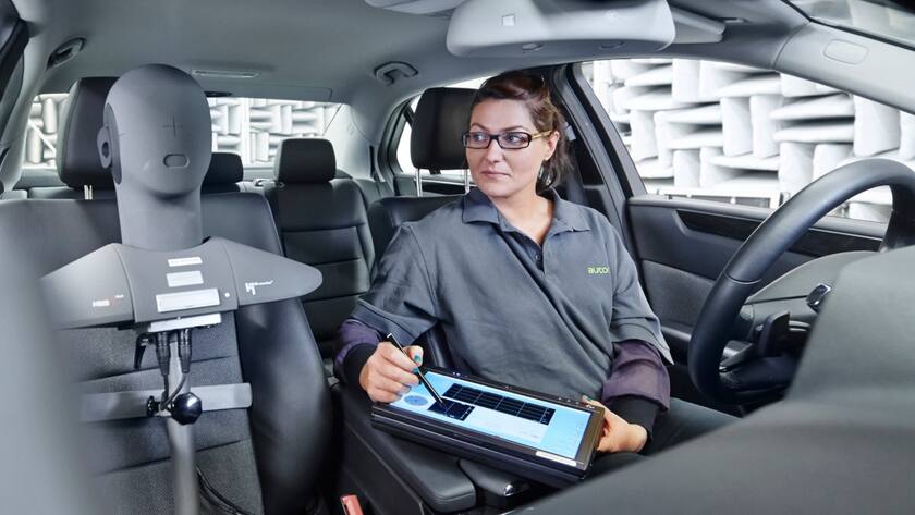 Geräuschmessung im Autoinnern beim Autozulieferer Autoneum.