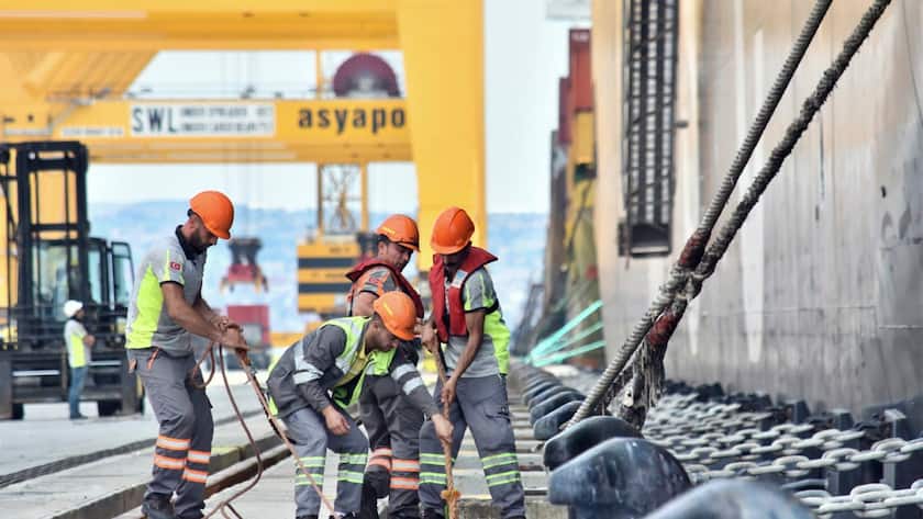 Mitarbeiter von MSC am Hafenterminal Asyaport.