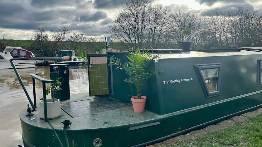 Ein Hausboot dient in Hackney (London) als Airbnb.
