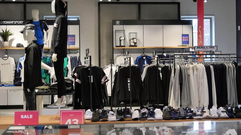 Sportkleidung im Amsterdamer Warenhaus der Kette Hudson’s Bay