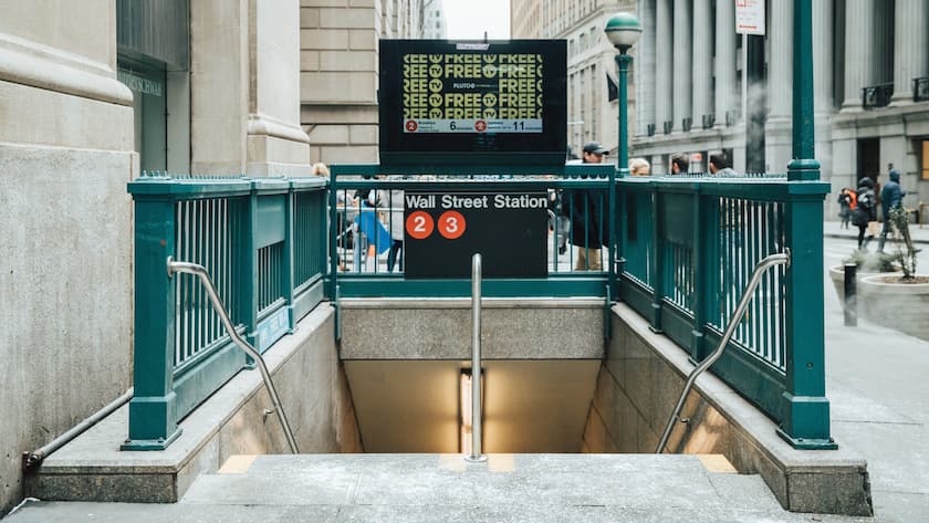 Eingang zu einer U-Bahn-Station bei der Wall Street in New York.