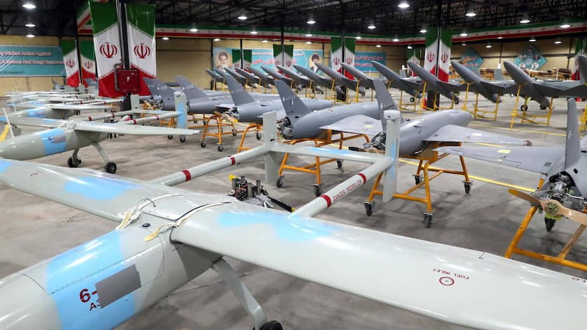 Iranische, unbemannte Militärluftfahrzeuge (UAVs oder Drohnen) an unbekanntem Ort ausgestellt (2023).