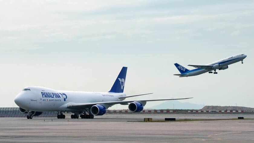 Eine Panalpina-Cargomaschine des Typs Boeing 747-8F auf dem Flughafen von Hongkong