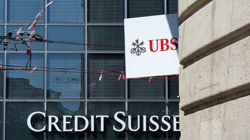 Die Logos von UBS und Credit Suisse in der Aeschenvorstadt in Basel.