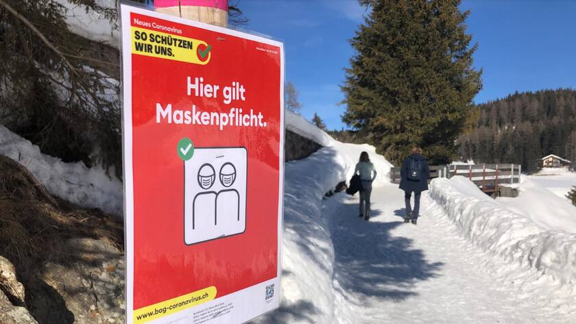 Maskenpflicht überall: Hinweis auf die Coronaregel im Ferienort Davos