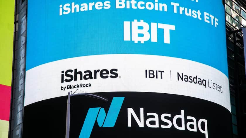 Eine Werbedisplay des «iShares Bitcoin Trust ETF» am Times Square in New York, USA (2024). de der New Yorker Börse.-Banner an der Aussenfassade der New Yorker Börse.