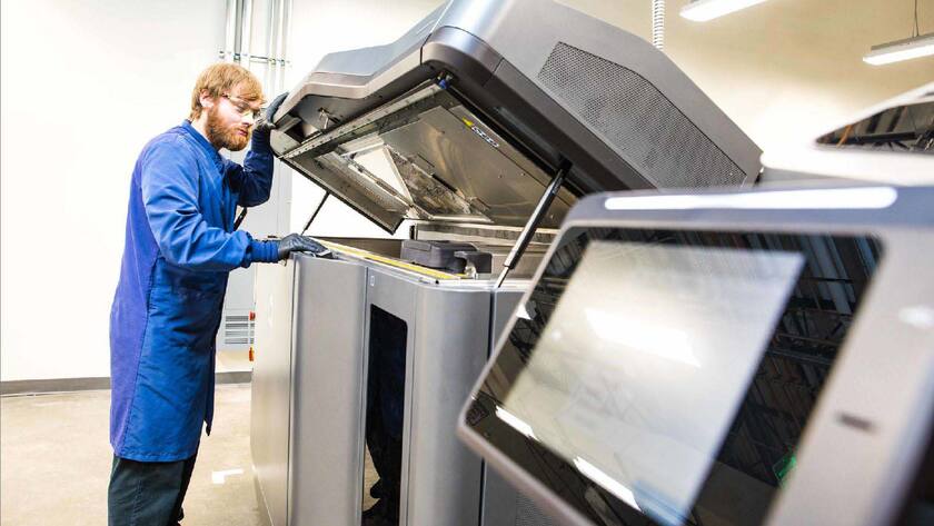 Ein Mitarbeiter der US-Firma Photo Labs bedient einen 3D-Drucker von HP.