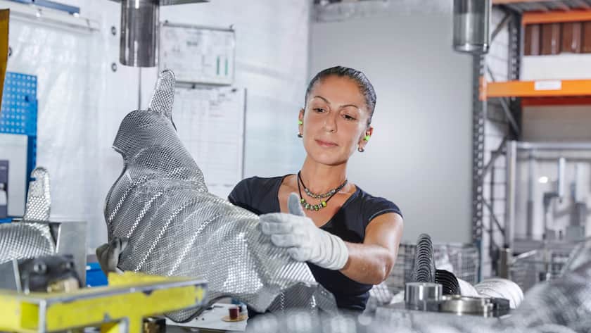 Angestellte des Autozulieferers Autoneum mit einem Hitzeschild.