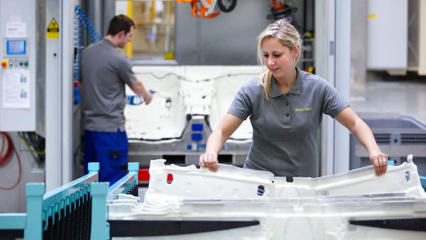 Aktie von Schweizer Autozulieferer hat nach Mehrjahreshoch noch Potenzial Teppichproduktion für den Innenraum von Autos bei Autoneum.