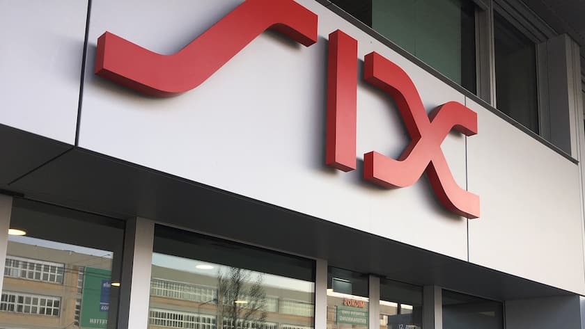 Schriftzug am Eingang der Schweizer Börse SIX in Zürich.