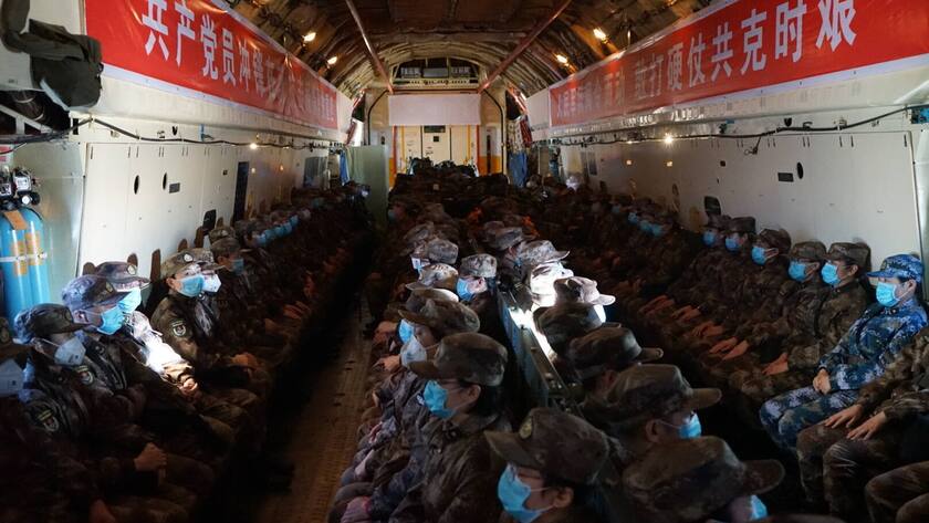 Militärisches Sanitätspersonal wird in die Stadt Wuhan geflogen, wo das Virus wohl ausgebrochen ist.