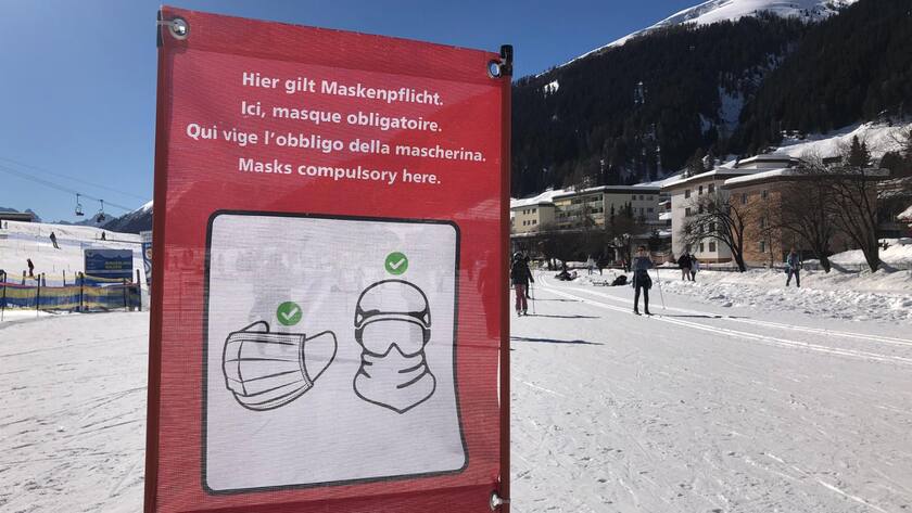 Schutzkonzept an der Langlaufloipe: Coronahinweis im Skiort Davos.