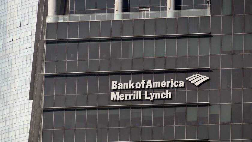 Schriftzug der Bank of America Merrill Lynch an einem Bürohochhaus in Singapur.