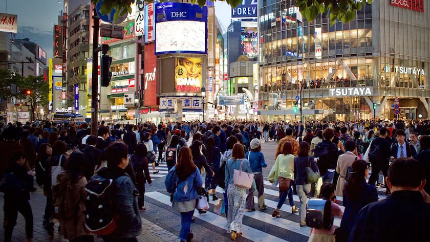 Fussgänger in einem sehr belebten Shopping District der japanischen Hauptstadt.