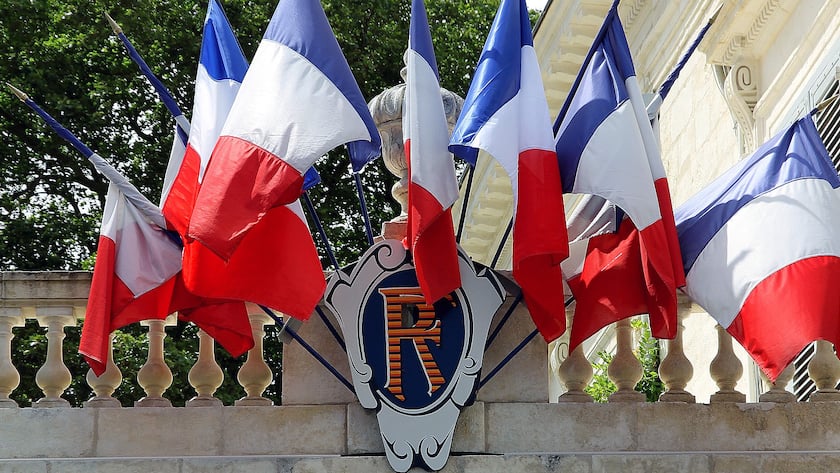 Französische Tricoloren an einem Amtsgebäude der Republik.