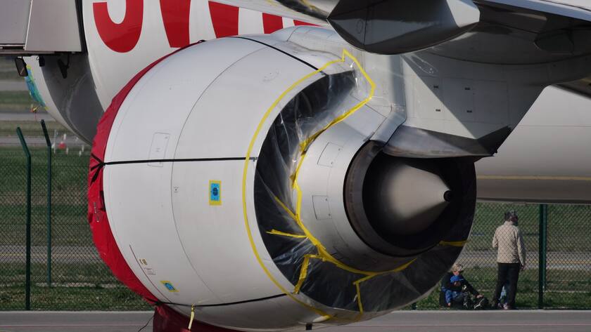 Abgeklebtes GE90-Triebwerk einer stillgelegten Boeing 777-300ER der Swiss auf dem Flughafen Zürich.