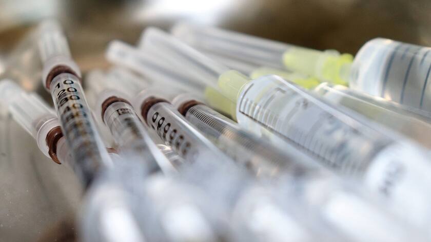 Impfstoffe: Kanülen mit Wirkstoffen liegen bereit (Symbolbild).