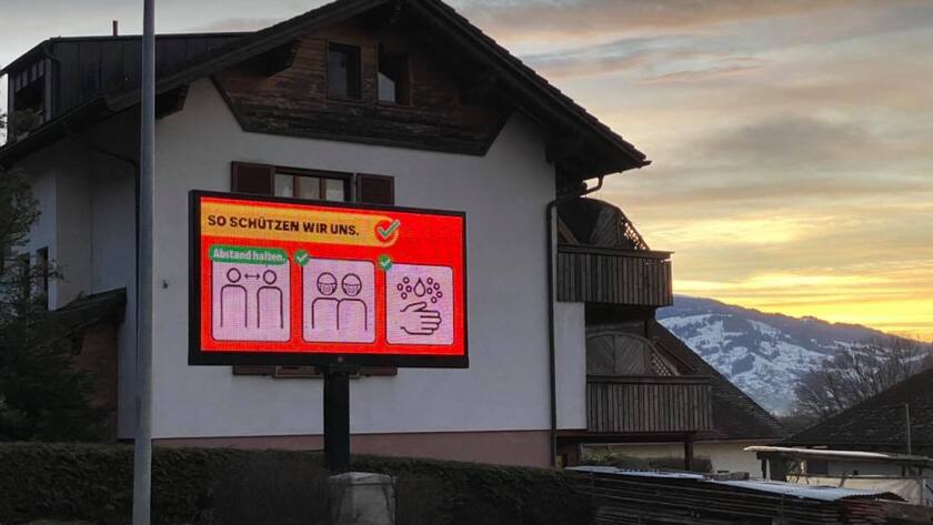 Digitale Hinweistafel des Bundesamts für Gesundheit BAG in Liechtenstein.