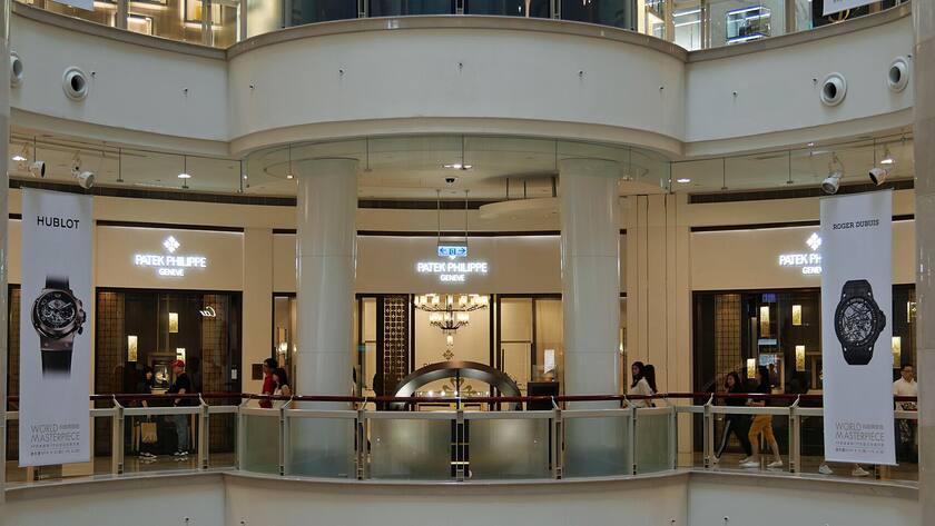 Schweizer Uhrenmarken in einer luxuriösen Shopping Mall in Taipei.