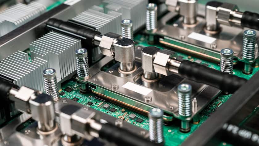 Warum Warren Buffett bei Alphabet eingestiegen sein könnte Eine Platine mit dem KI-Chip Ironwood von Google (2025).