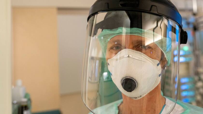 Coronavirus: Eine Krankenschwester in Schutzkleidung in Meyrin GE.