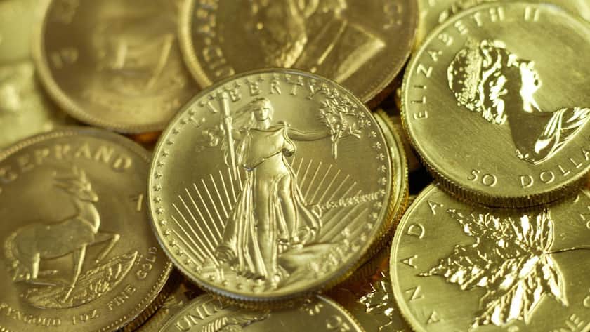 Beliebte Goldmünzen: Südafrikanische Krugerrand, kanadische Maple Leaf und amerikanische Gold Eagle auf einem Haufen.