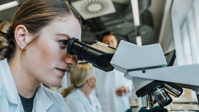 Entwicklerin beim Isolatortechnologie-Unternehmen Skan.