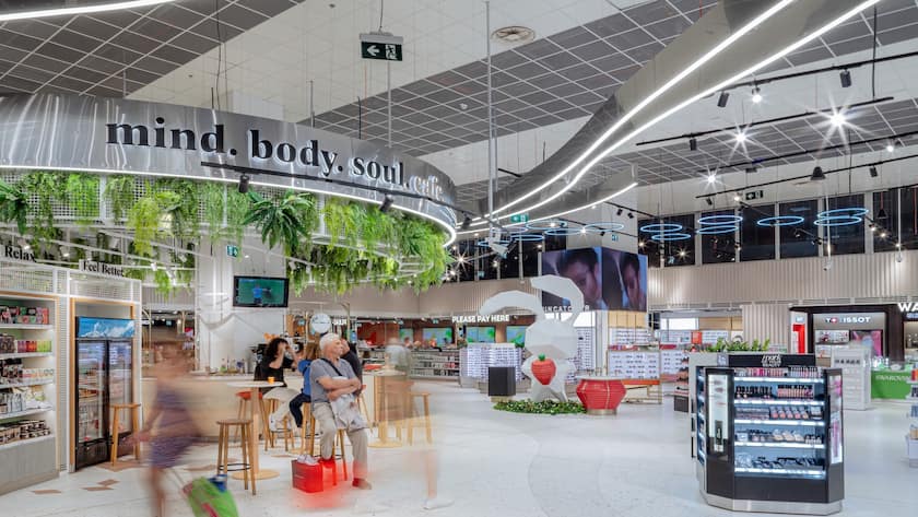 Eine Verkaufsfläche von Avolta am Flughafen in Belgrad.