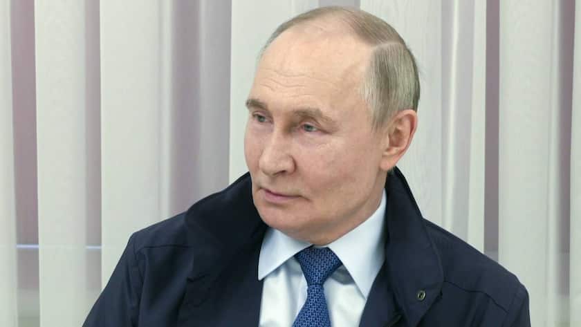 Der russische Präsident Wladimir Putin trifft mit Vertretern von Freiwilligenorganisationen in der Region Kursk, Russland, zusammen (Videobild, 21. Mai 2025).