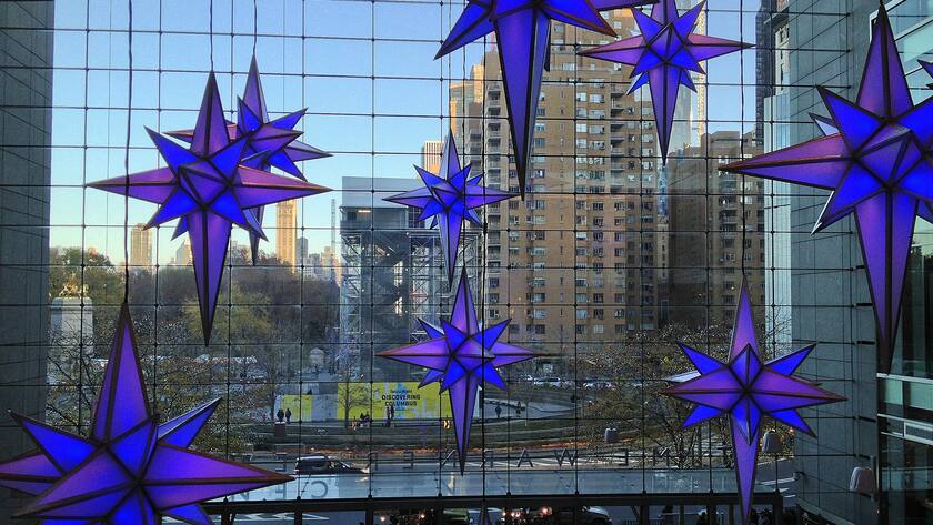 Vorweihnächtliche Sternendekoration am Columbus Circle in New York.