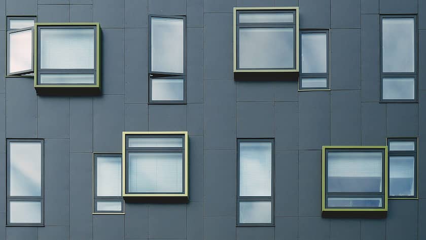 Fassade eines neuen Gebäudes mit Wohnungen.