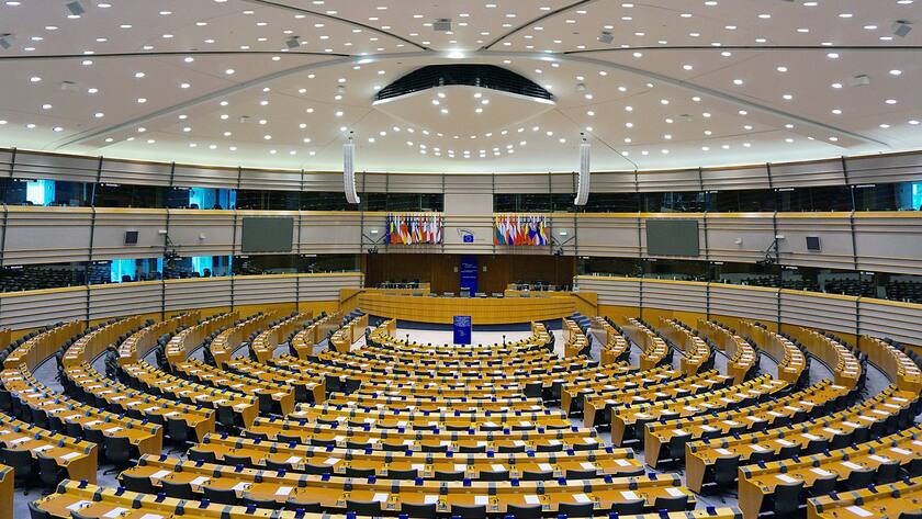 Blick in den leeren Plenarsaal des Europäischen Parlaments in Brüssel.