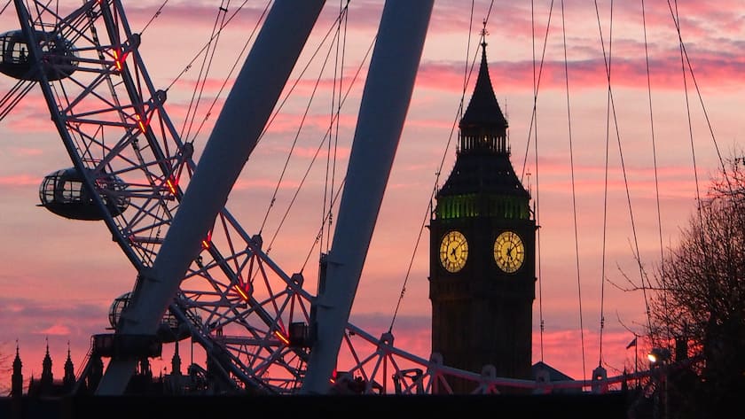 Blick auf den Uhrturm des Londoner Parlamentsgebäudes, der die berühmte Glocke Big Ben enthält.