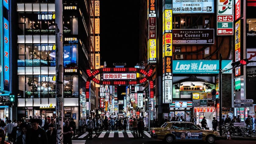 Lichterglanz in Neon im Tokioter Vergnügungsviertel Shinjuku.