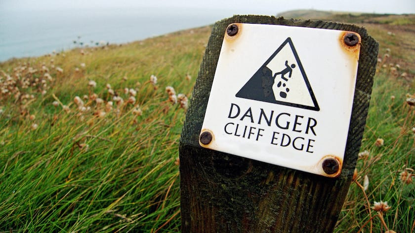 Warnung für einer Klippe, wo das Gestein bröckelig ist und Abstürze möglich sind.