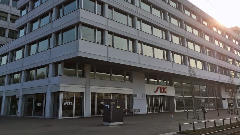 Blick auf die Schweizer Börse SIX im Morgenlicht.