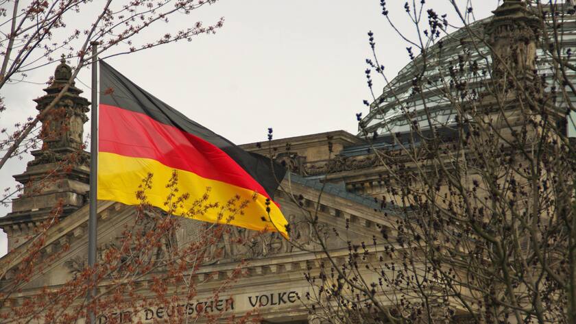 Vor dem Berliner Sitz des Parlaments weht die deutsche Flagge.