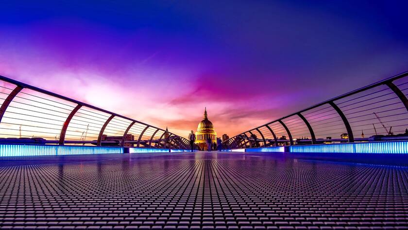 Blick über die «Millennium Bridge» auf die St. Pauls Cathedral in der City of London.