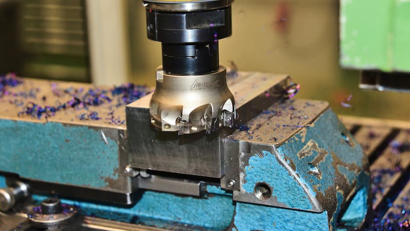 Im Maschinen- und Metallbau kommen Fräsmaschinen zum Einsatz.