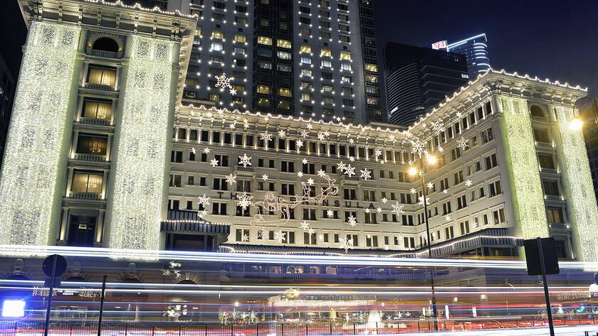 Das weihnächtlich beleuchtete Peninsula Hotel in Hongkong.