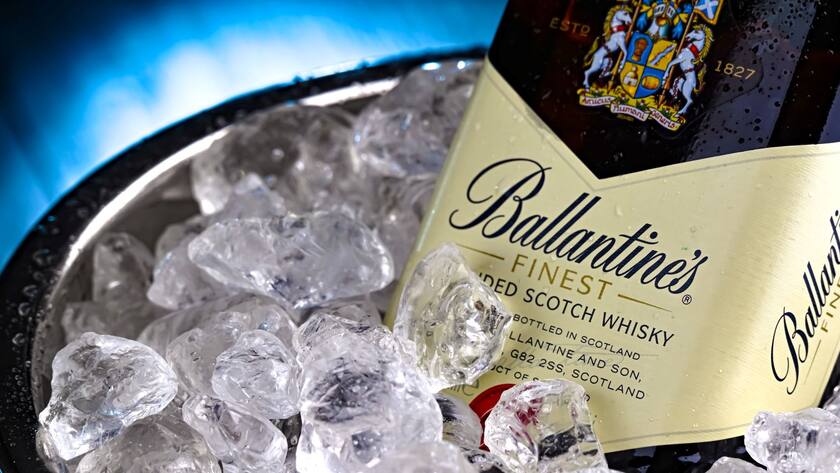 Der Scotch Whisky Ballantine’s ist eine von 240 Marken von Pernod Ricard.