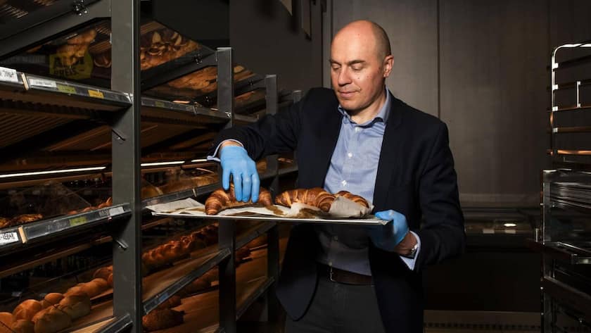 <p>Jérôme Meyer, Chef von Aldi Suisse, hat nicht nur den Preis fürs Brot gesenkt. Auch die Laugengipfel kosten nun weniger. Konkurrenten wie Migros und Lidl sind nachgezogen.</p>